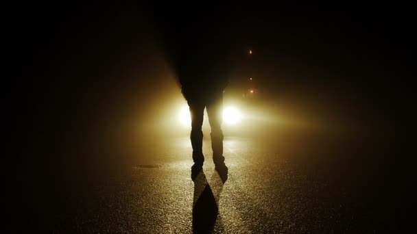 Gizemli Karanlık Sahnede Korkunç Adamın Yürüyen Adımları Nın Silueti Yüksek — Stok video