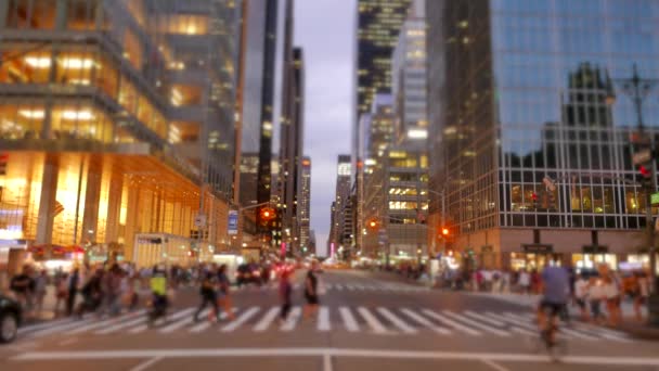 Άνθρωποι Που Περπατούν Crowded Urban Road Ταξιδεύοντας Στη Μητρόπολη Υψηλής — Αρχείο Βίντεο