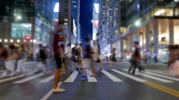 Emberek Sétálnak Zsúfolt Városi Úton Utazás Metropolisban Kiváló Minőségű Felvételek — Stock videók