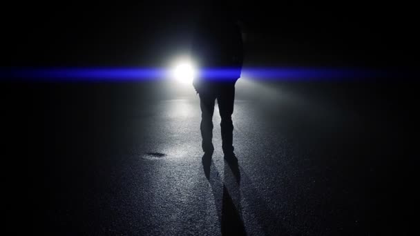 恐怖可怕的男人在神秘的黑暗场景中行走的轮廓 优质Fullhd影片 — 图库视频影像