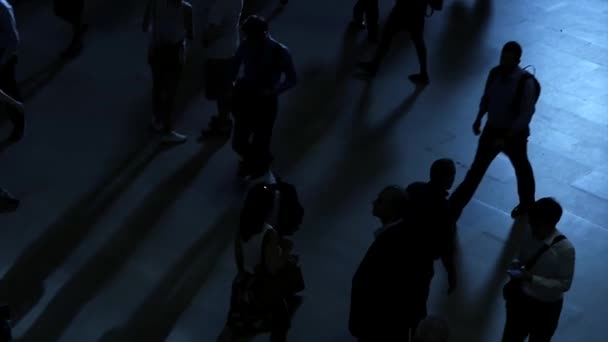 คนเด นเท นทางบนถนนท มไปด วยฝ งชนในการจราจรในช วโมงเร ภาพ ณภาพส — วีดีโอสต็อก