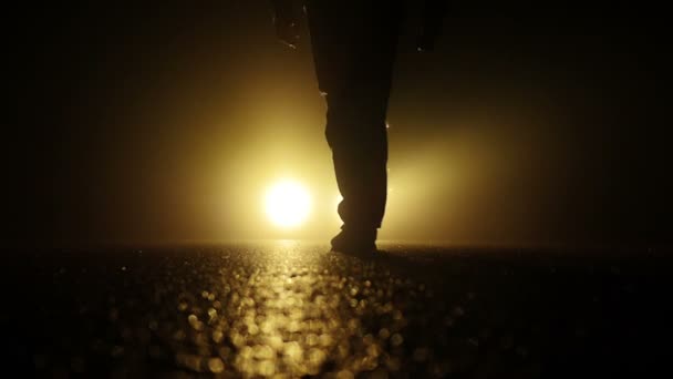 Silhouette Spooky Scary Man Walking Steps Mystical Darkness Scene Filmati — Video Stock
