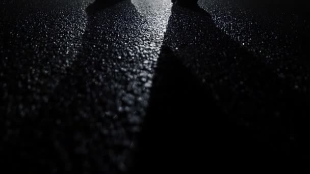 神秘的な暗闇のシーンで歩くスパイシーな男のシルエット 高品質のフルHd映像 — ストック動画