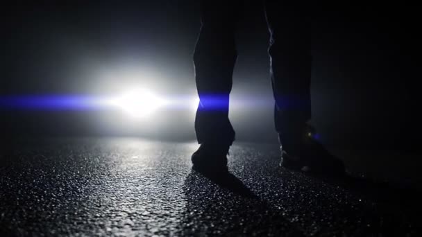 Uma Pessoa Caminhando Sozinha Rua Noite Escura Imagens Fullhd Alta — Vídeo de Stock