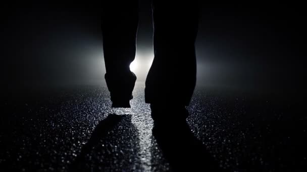 Silhuett Läskiga Skrämmande Man Walking Steps Mystiska Mörka Scenen Högkvalitativ — Stockvideo