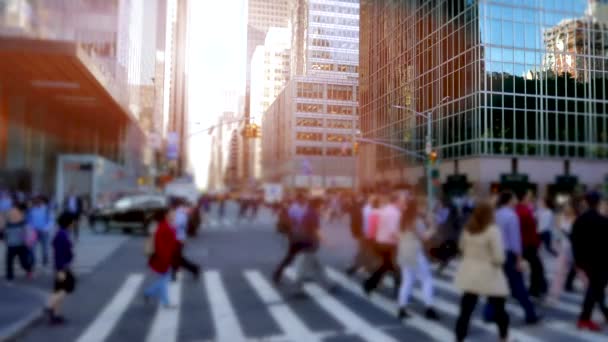 Натовпи Бізнесменів Які Ходять Місту Перетинають Міську Вулицю Високоякісні Кадри — стокове відео