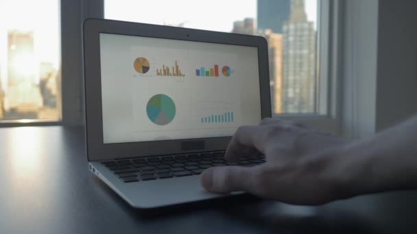 Geschäftsmann Arbeitet Laptop Computer Buchhaltung Finanzen Gewinne Datendiagramme — Stockvideo