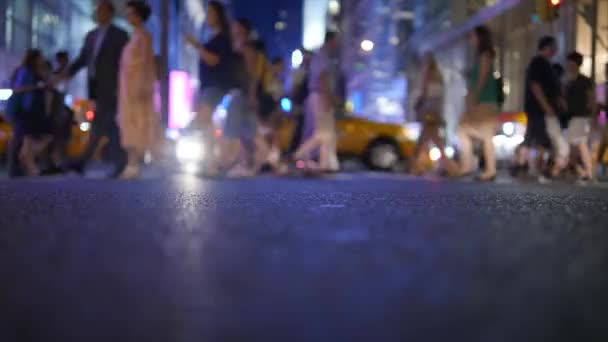 都市の通りを横断する街を歩くビジネスの人々の群れ 高品質の4K映像 — ストック動画