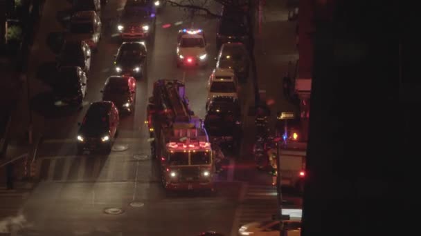 Brandvæsenet Lastbil Med Blinkende Sirenelys Natten Høj Kvalitet Optagelser – Stock-video