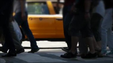 Kalabalık bir caddede, trafik sıkışıkken yayalar gidip geliyor. Yüksek kalite 4k görüntü