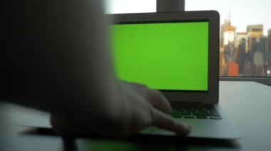 Şehir ofisindeki Yeşil Ekran Krom Anahtar 'da bilgisayar ekranı izole edildi. Yüksek kalite 4k görüntü