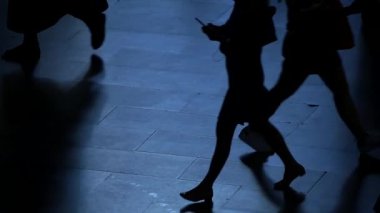 Kalabalık bir caddede, trafik sıkışıkken yayalar gidip geliyor. Yüksek kalite 4k görüntü