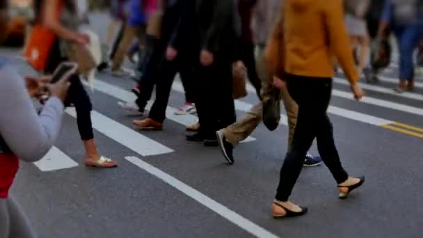 Les Piétons Qui Font Navette Sur Rue Bondée Dans Circulation — Video