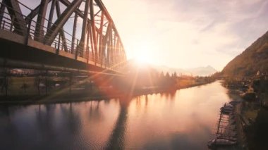Sunset Light Panorama 'daki Köprü Yolu Nehir Manzarası. Yüksek kaliteli FullHD görüntüler