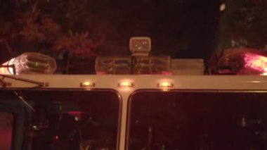 Geceleri Siren Işıkları yanıp sönen itfaiye kamyonu. Yüksek kalite 4k görüntü