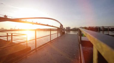 Sunrise Light 'taki Modern Köprü Yolu Mimari Nehir Manzarası. Yüksek kaliteli FullHD görüntüler