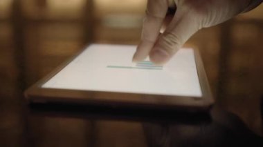 Dijital Tablet Ekran Muhasebe Şirketi Kâr Tablosu Kullanan Kişi. Yüksek kalite 4k görüntü