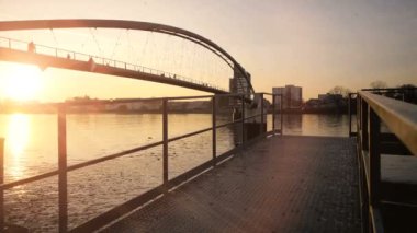 Sunrise Light 'taki Modern Köprü Yolu Mimari Nehir Manzarası. Yüksek kaliteli FullHD görüntüler