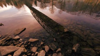 Sunset Light Panorama 'daki Köprü Yolu Nehir Manzarası. Yüksek kaliteli FullHD görüntüler