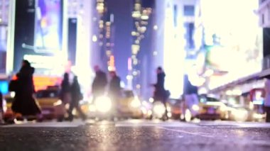 Kalabalık bir caddede, trafik sıkışıkken yayalar gidip geliyor. Yüksek kalite 4k görüntü
