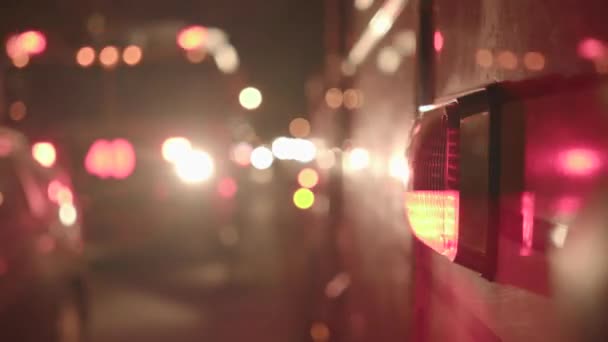 夜に点滅するサイレンライトが付いている消防署サービス トラック 高品質の4K映像 — ストック動画