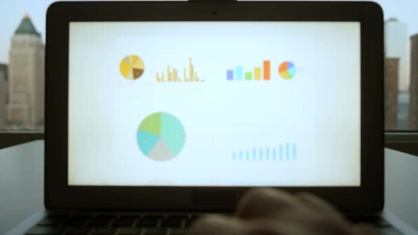 Osoba Pracująca Laptopie Rachunkowość Komputerowa Finanse Zyski Wykresy Danych — Wideo stockowe