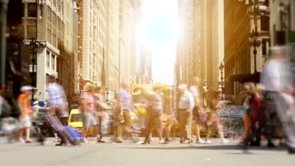 Πλήθη Επιχειρηματιών Που Περπατούν Στην Πόλη Διασχίζοντας Τον Αστικό Δρόμο — Αρχείο Βίντεο