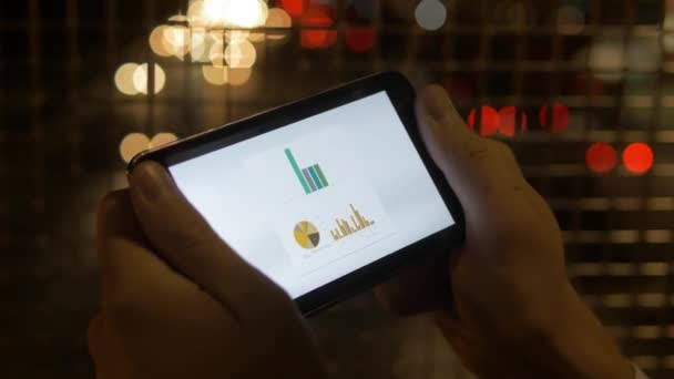 Osoba Wykorzystująca Cyfrowy Ekran Tabletu Rachunkowość Zysków Biznesowych Wykresy Danych — Wideo stockowe