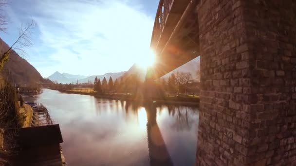 Bridge Road Crossing River Krajobraz Zachodzie Słońca Panorama Światła Wysokiej — Wideo stockowe