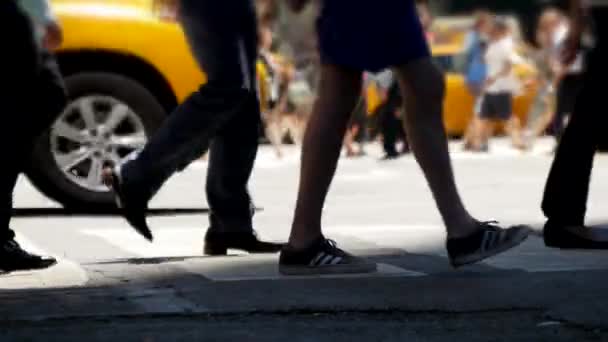 Chodci Dojíždějící Přeplněné Ulici Dopravní Špičce Vysoce Kvalitní Záběry — Stock video