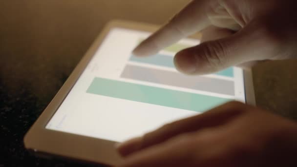 Dijital Tablet Ekran Muhasebe Şirketi Kâr Tablosu Kullanan Kişi Yüksek — Stok video