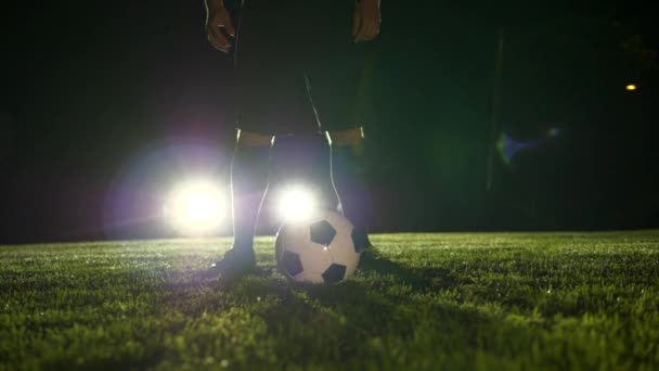 Voetbalspeler Atleet Training Voetbal Sport Voetbalveld Nachts Hoge Kwaliteit Beeldmateriaal — Stockvideo