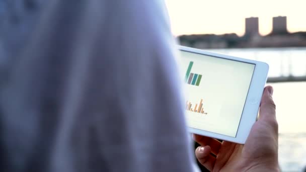 Persona Que Usa Tablet Digital Contabilidad Pantalla Negocios Beneficios Gráficos — Vídeos de Stock