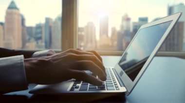 Bilgisayarlı Bilgisayar Hesaplama Finansmanı Veri Tablolarında Çalışan İş İnsanı