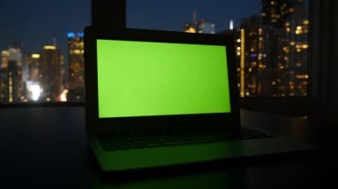 Şehir ofisindeki Yeşil Ekran Krom Anahtar 'da bilgisayar ekranı izole edildi. Yüksek kalite 4k görüntü