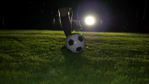 足球运动员夜间在足球场训练脚球运动 高质量的4K镜头 — 图库视频影像