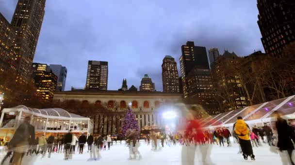 Mensen Schaatsen Het Stadspark Hebben Plezier Het Leven Hoge Kwaliteit — Stockvideo