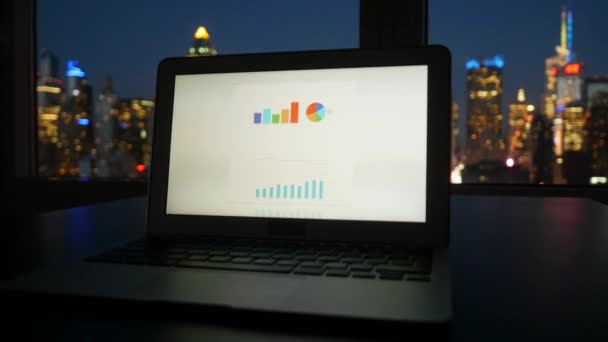 Business Person Werken Aan Laptop Computer Accounting Finance Profits Data — Stockvideo