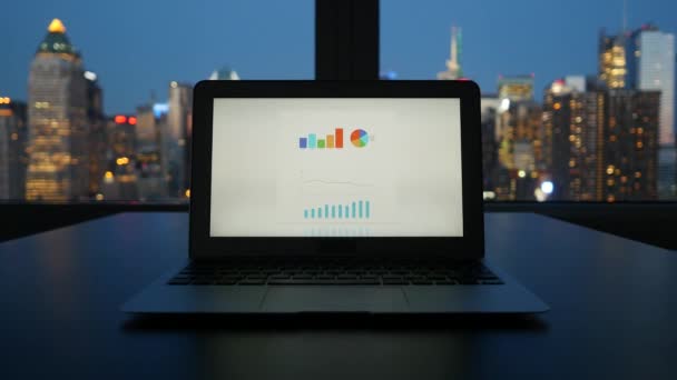 現代都市オフィス コンピュータで働く人の職場の机の眺め 高品質の4K映像 — ストック動画