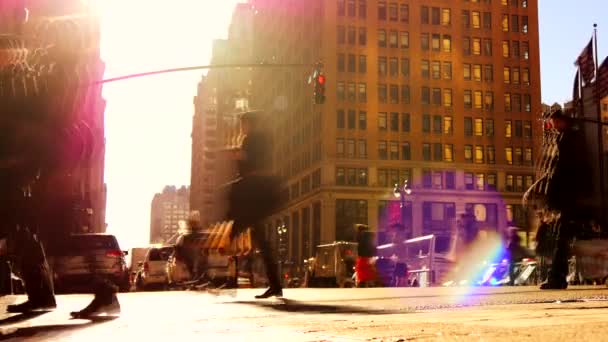 成群结队的商人走过城市街道 高质量的4K镜头 — 图库视频影像