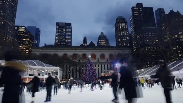 Mensen Schaatsen Het Stadspark Hebben Plezier Het Leven Hoge Kwaliteit — Stockvideo