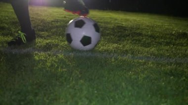 Futbolcu Atletizm Antrenmanı Futbol Sahasında Spor Gecesi. Yüksek kalite 4k görüntü