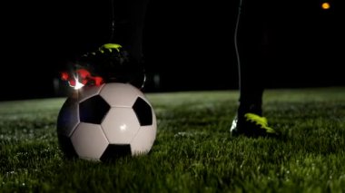 Futbolcu Atletizm Antrenmanı Futbol Sahasında Spor Gecesi. Yüksek kalite 4k görüntü