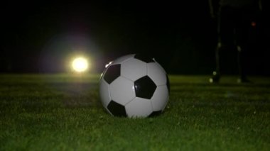 Futbolcu Atletizm Antrenmanı Futbol Sahasında Spor Gecesi. Yüksek kalite 4k görüntü