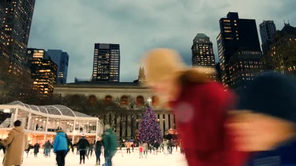 Menschen Die Stadtpark Schlittschuh Laufen Genießen Das Leben Hochwertiges Filmmaterial — Stockvideo