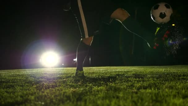 Fußballspieler Athlet Training Fußball Sport Auf Dem Fußballplatz Der Nacht — Stockvideo