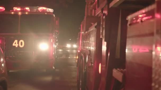 夜に点滅するサイレンライトが付いている消防署サービス トラック 高品質の4K映像 — ストック動画