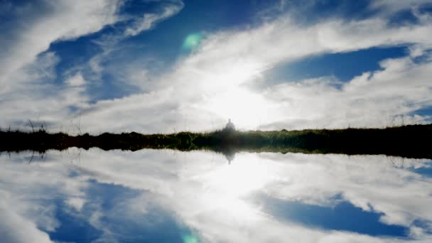 Silhuett Man Walking Nature Landskap Vandring Med Cloudscape Sky Högkvalitativ — Stockvideo