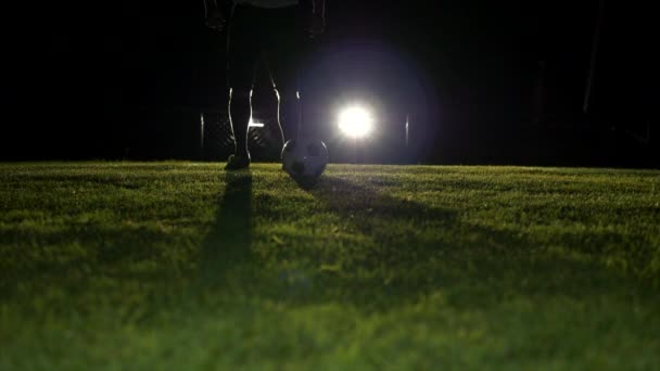 Футболист Спортсмен Тренирует Футбольный Мяч Футбольном Поле Ночью Высококачественные Кадры — стоковое видео