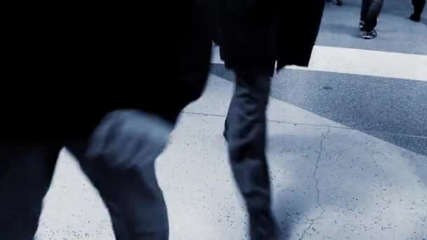 Menigten Zakenmensen Die Stad Lopen Stedelijke Straat Oversteken Hoge Kwaliteit — Stockvideo